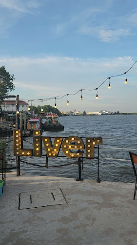 ล้านวิวชาบูริมน้ำ - การบริการอาหารและที่พัก