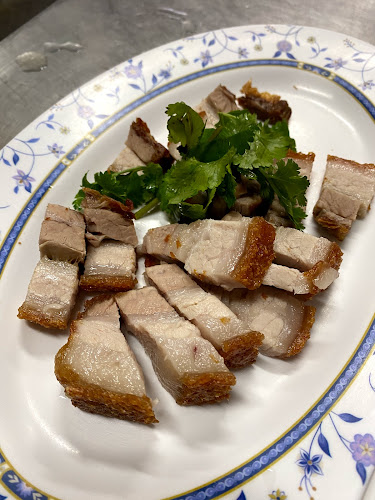 ขาหมูเมืองทอง - การบริการอาหารและที่พัก