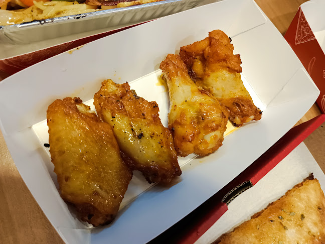 Pizza Hut 1150 - PTT Jomtien (พิซซ่าฮัท สาขาพีทีที จอมเทียน) - การบริการอาหารและที่พัก