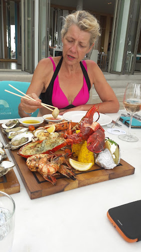 Catch Beach Club - การบริการอาหารและที่พัก