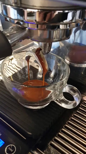 Mayday Coffee & Bar - การบริการอาหารและที่พัก