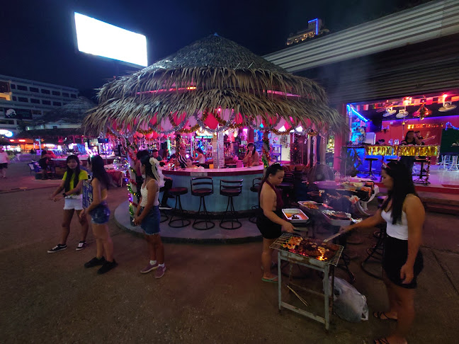 Boom Party Bar - การบริการอาหารและที่พัก