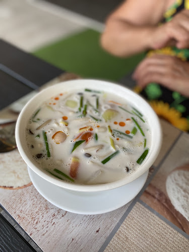 Yoyo Restaurant Karon Beach Phuket - การบริการอาหารและที่พัก