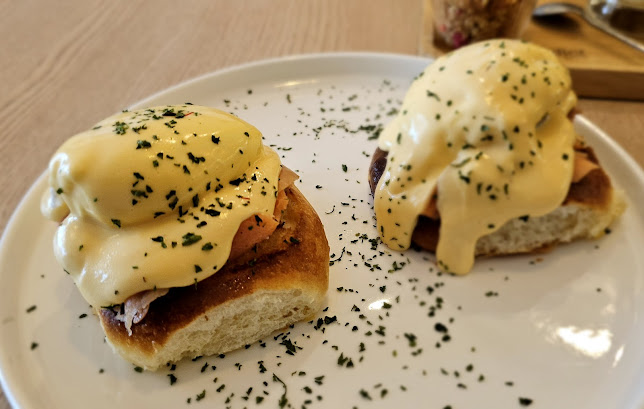 Benedict Breakfast Cafe - การบริการอาหารและที่พัก
