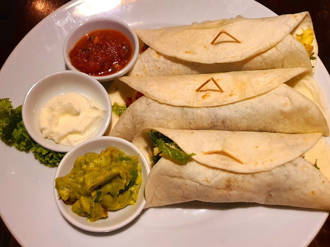 ศาลา เม็กซิกาลี - การบริการอาหารและที่พัก