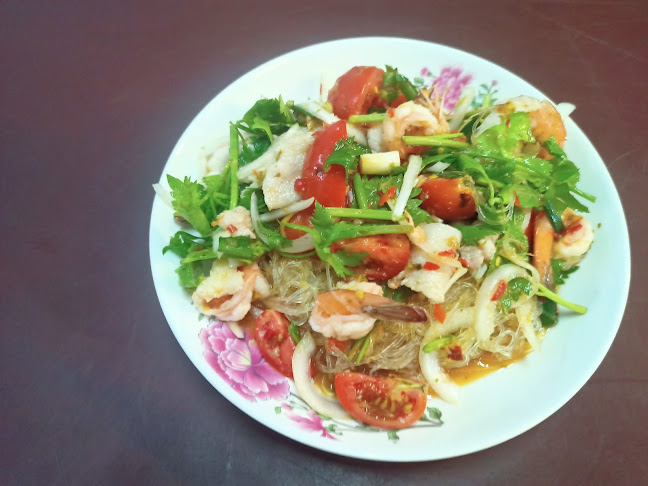 ร้านต้นลาบยโส - การบริการอาหารและที่พัก