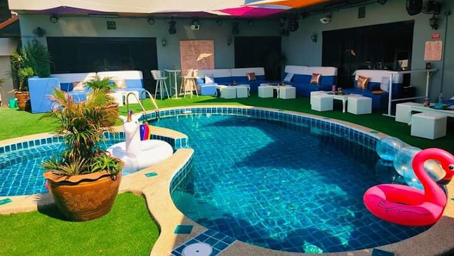 Cosy Beach Club - การบริการอาหารและที่พัก