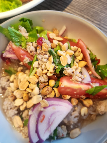 สามไบเถา คาเฟ่ แอนด์ บิสโตร - การบริการอาหารและที่พัก