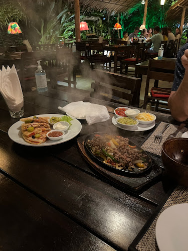 ศาลา เม็กซิกาลี - การบริการอาหารและที่พัก