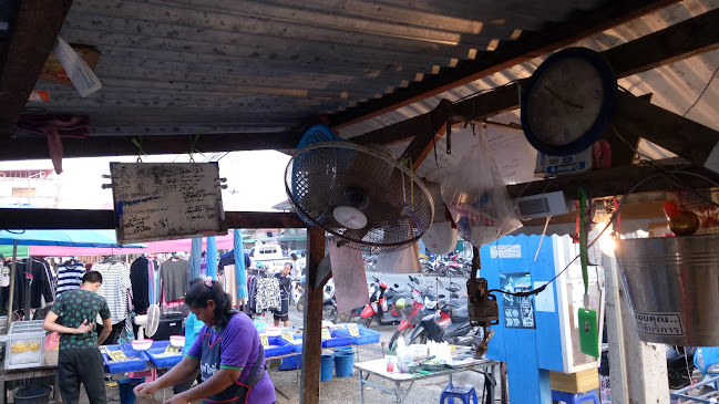 ป้าแดงเขียงหมู ดงมูลเหล็ก เรทโทร - การบริการอาหารและที่พัก