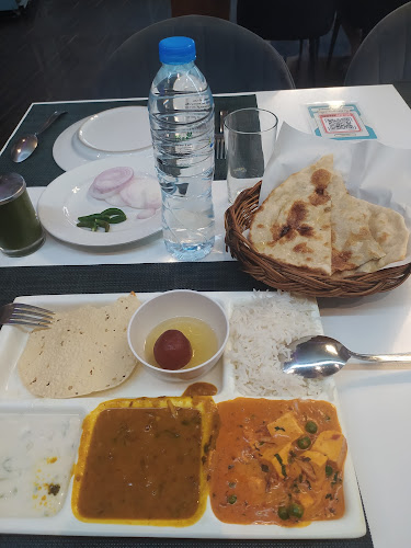 Jannat Indian Restaurant - การบริการอาหารและที่พัก