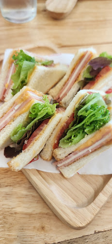 Friends House Coffee At Chalong Phuket - การบริการอาหารและที่พัก