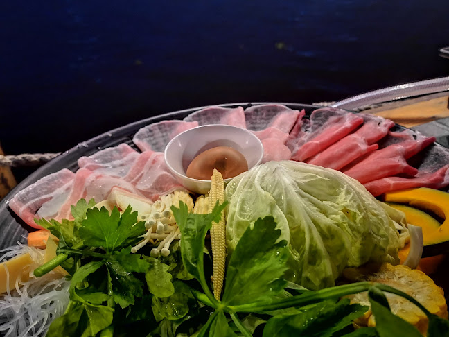 ล้านวิวชาบูริมน้ำ - การบริการอาหารและที่พัก