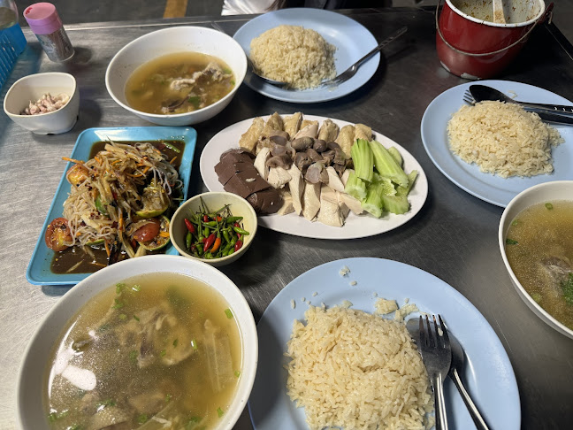 ข้าวมันไก่สุโขทัย ข้าง 7-11 ปากซอยพระตำหนัก 3