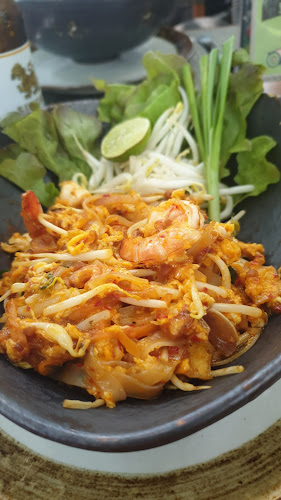 Three Monkeys Restaurant - การบริการอาหารและที่พัก