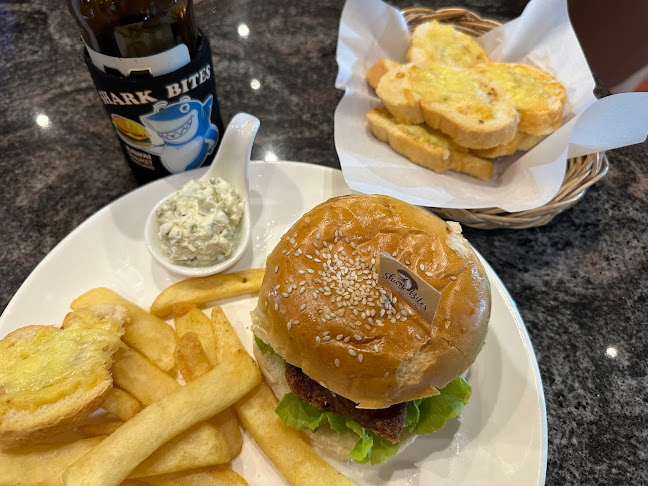 Opinii despre Shark Bites - Pool Bar and Pickleball în อำเภอเมืองภูเก็ต - การบริการอาหารและที่พัก
