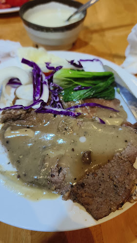 ทีโบนสเต็กเฮ้าส์ - การบริการอาหารและที่พัก