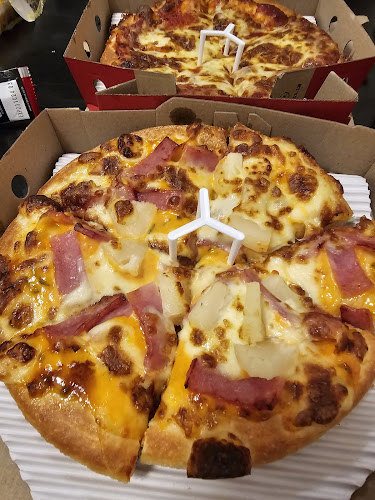 Pizza Hut 1150 - Cherng Talay Phuket (พิซซ่าฮัท สาขาเชิงทะเล ภูเก็ต) - การบริการอาหารและที่พัก