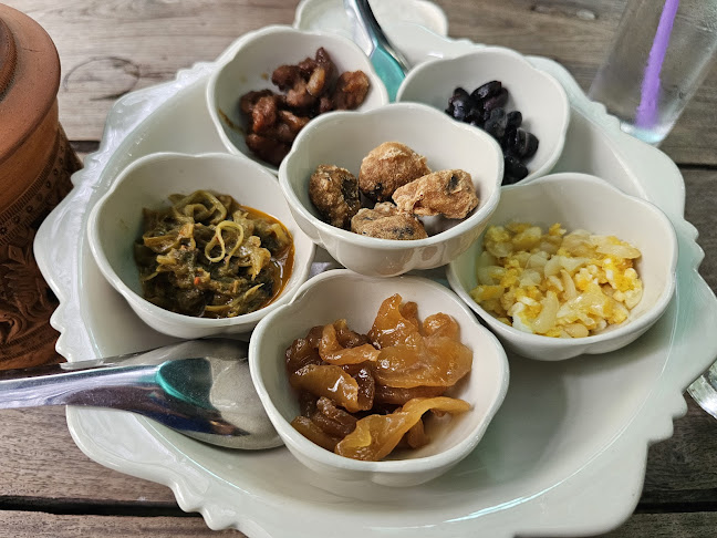 Opinii despre ร้านข้าวแช่แม่ทองเติม Kow Chae Mae Thong Term în อำเภอปากเกร็ด - การบริการอาหารและที่พัก