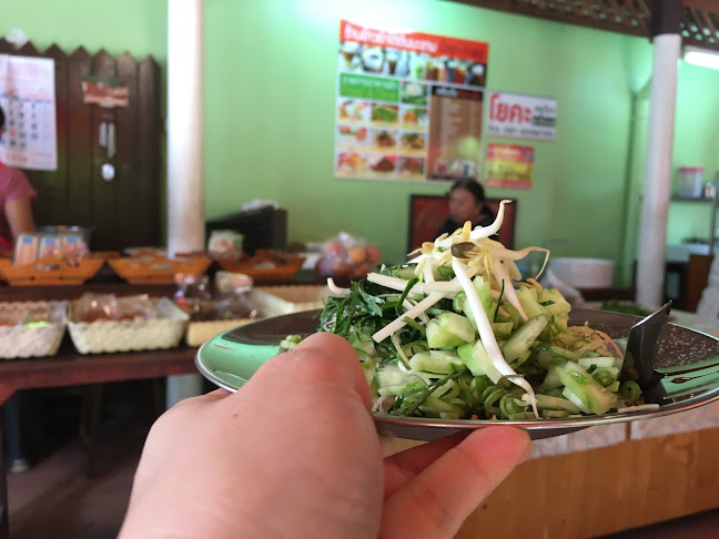Comentarii opinii despre ร้านข้าวยำใต้ต้นมะขาม พ.ศ.๒๕๐๕