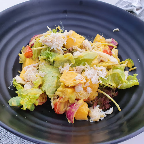 The Sky32 Restaurant - การบริการอาหารและที่พัก