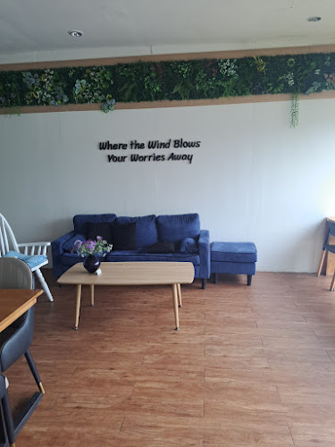 ROMDEE รมณ์ดี Phuket - การบริการอาหารและที่พัก