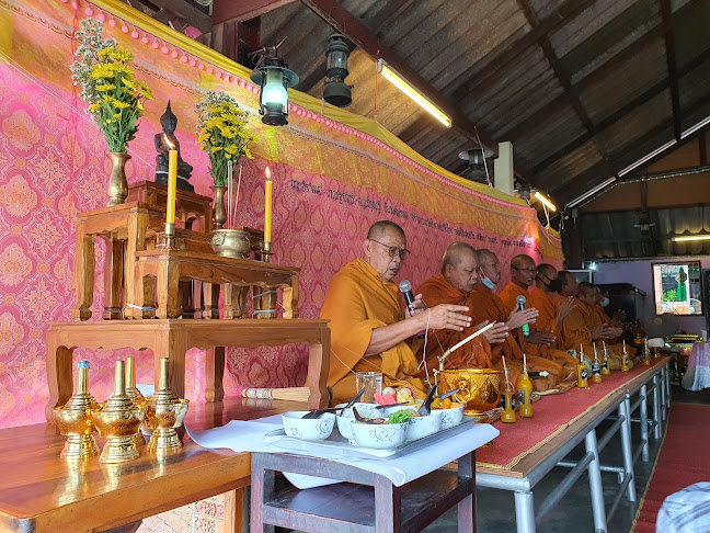 ครัวลุงศักดิ์ ข้าวต้มบาทเดียว - การบริการอาหารและที่พัก