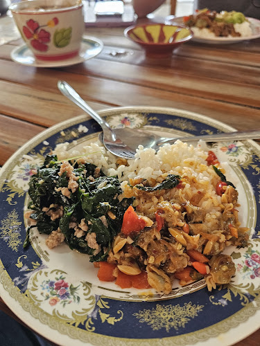 แกงป่าคุณหนุ่ม - การบริการอาหารและที่พัก