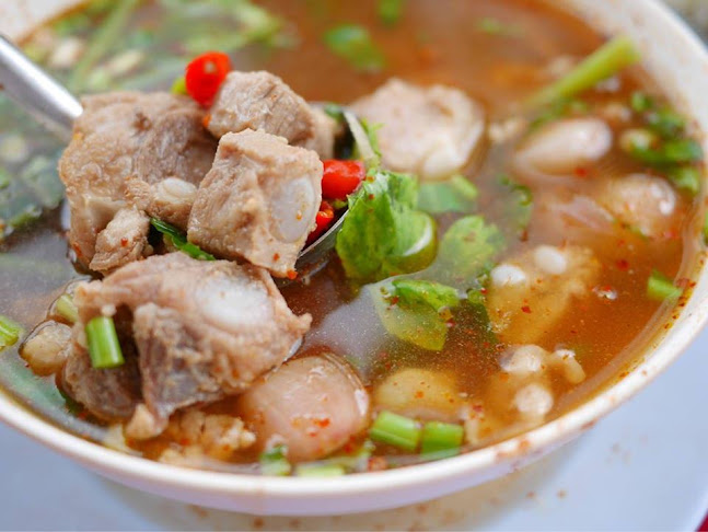 ตำกรร แซ่ปอีสานบ้านเฮาชิลๆริมเล - การบริการอาหารและที่พัก