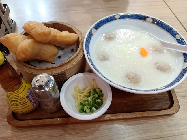 Charm Boat Noodles - การบริการอาหารและที่พัก