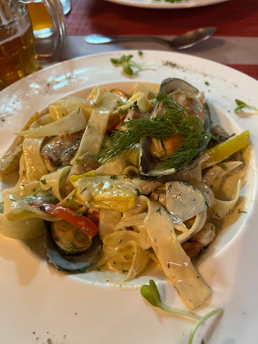 Karlsson Restaurant and Steakhouse - Karon, Phuket - การบริการอาหารและที่พัก