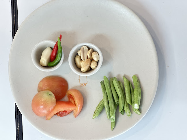 ร้านอาหาร และโรงเรียนสอนทำอาหารไทย ปุ้ม - การบริการอาหารและที่พัก