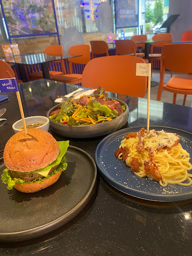 Roasty By Rai Ruen Rom (Asoke) - การบริการอาหารและที่พัก