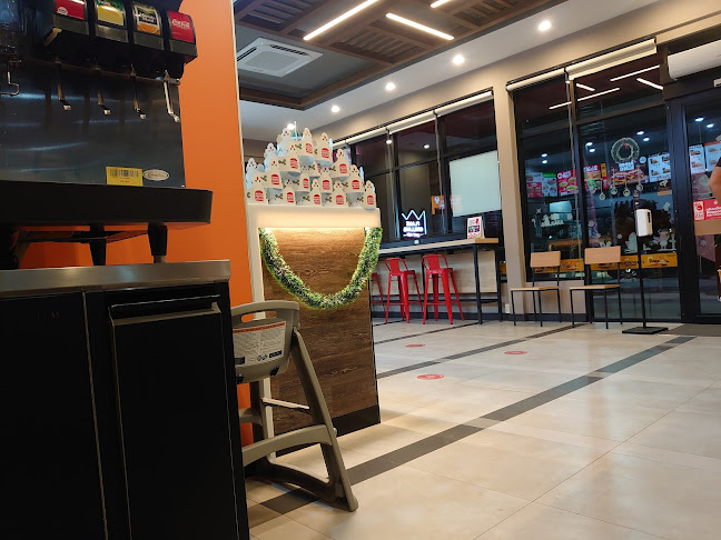 Burger Number 9 - การบริการอาหารและที่พัก