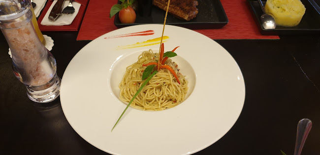 Churrasco Phuket Steakhouse - การบริการอาหารและที่พัก