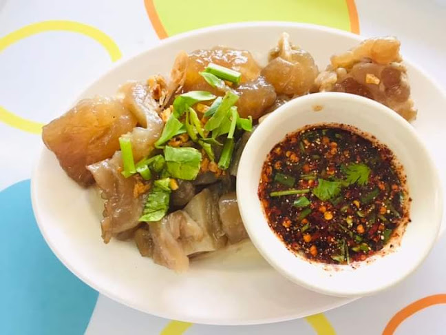 ก๋วยเตี๋ยวนายปั๋ม - การบริการอาหารและที่พัก