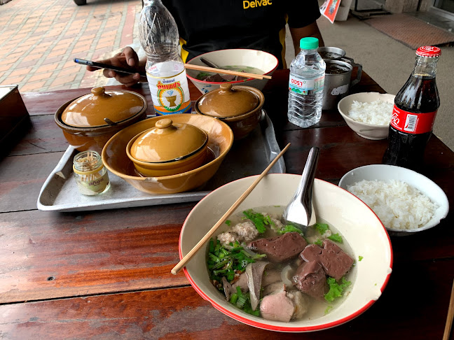 ร่มฉัตร - การบริการอาหารและที่พัก