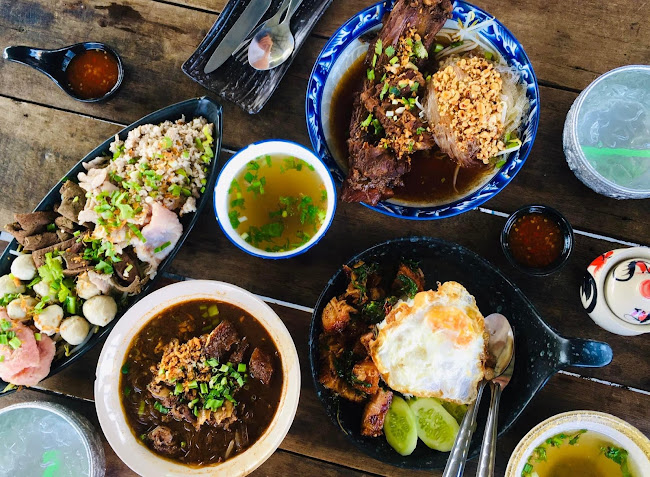 เตี๋ยวบ้านนอก โคราช - การบริการอาหารและที่พัก