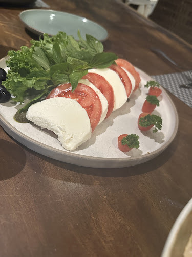 Opinii despre Hern Coffee and Bistro în อำเภอกะทู้ - การบริการอาหารและที่พัก