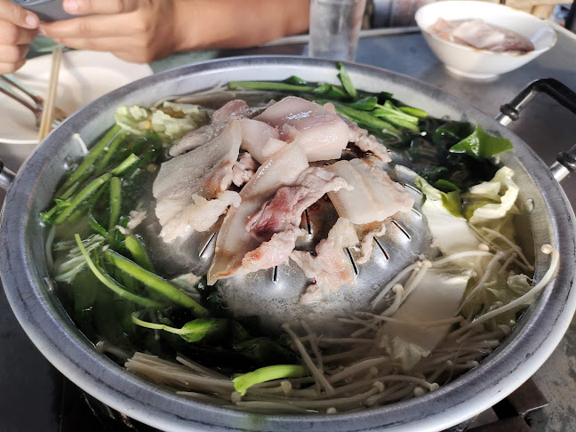 ร้านกะเทยนำขบวนเนื้อย่างเกาหลี สาขาโฮมแลนด์ - การบริการอาหารและที่พัก