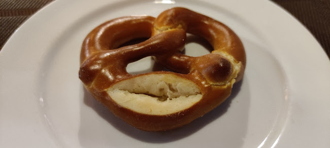 Chez Andy Swiss Restaurant & Steak House - การบริการอาหารและที่พัก