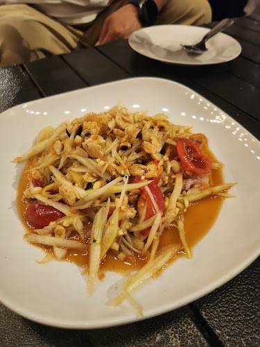 แซ่บฟิน นครปฐม - การบริการอาหารและที่พัก