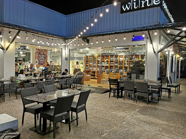 Wine Connection BZenter Rawai - การบริการอาหารและที่พัก