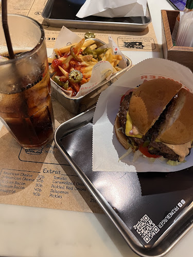 Prime Burger Porto De Phuket - การบริการอาหารและที่พัก