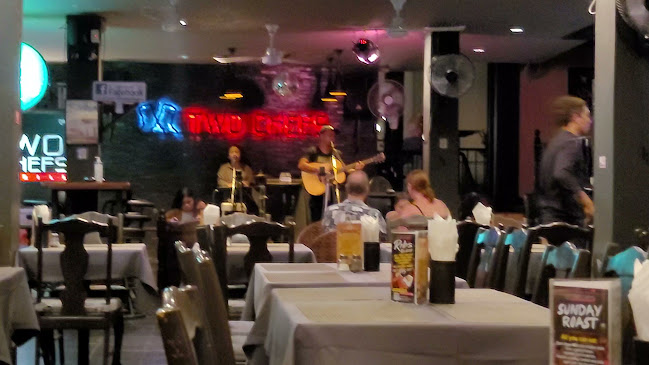 Two Chefs Kata Beach - การบริการอาหารและที่พัก