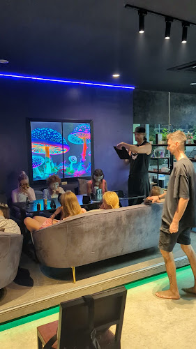 Opinii despre The Stories Social Hub and Chillout în Phuket - การบริการอาหารและที่พัก