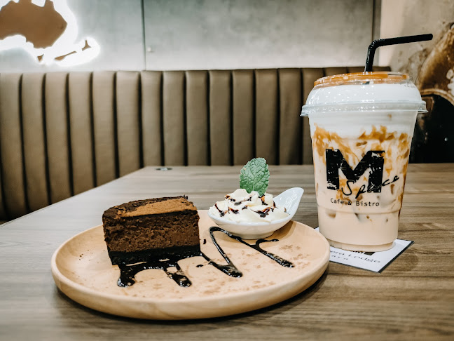 M Space Cafe&Bistro Pattaya - การบริการอาหารและที่พัก