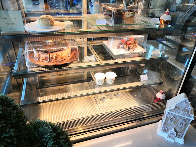 คุณเอียดชาววัง & ANYA Cafe - การบริการอาหารและที่พัก