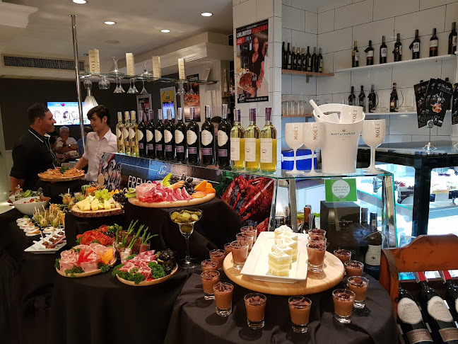 Opinii despre Livv Cafe' & Restaurant Pattaya în อำเภอบางละมุง - การบริการอาหารและที่พัก