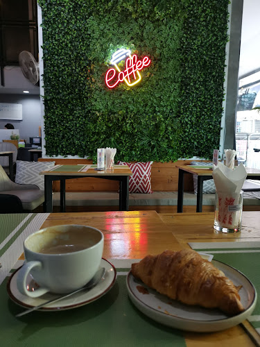 Travelers Coffee Phuket - การบริการอาหารและที่พัก